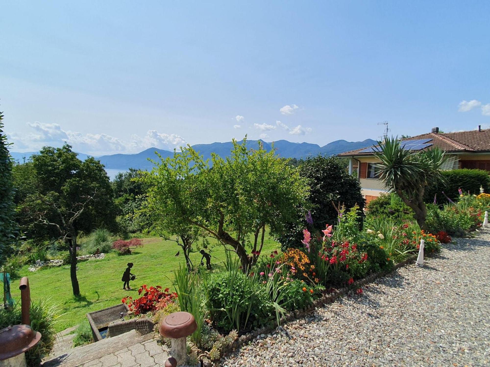 Villa With Enchanting Garden Overlooking The Lake Luino Exterior foto