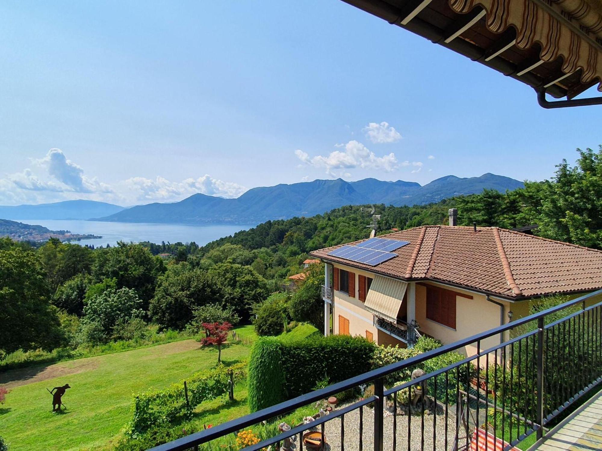 Villa With Enchanting Garden Overlooking The Lake Luino Exterior foto