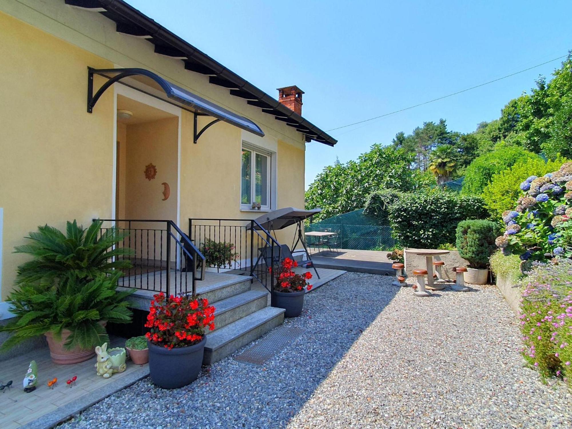 Villa With Enchanting Garden Overlooking The Lake Luino Exterior foto